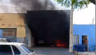 Incêndio destrói carro e atinge outros três em oficina no Santo Antônio, em Mossoró