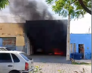 Incêndio destrói carro e atinge outros três em oficina no Santo Antônio, em Mossoró