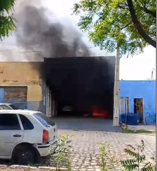 Incêndio destrói carro e atinge outros três em oficina no Santo Antônio, em Mossoró
