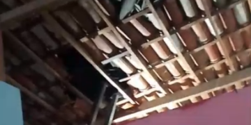 Ventania arremessa cobertura e destrói teto de residência em Apodi