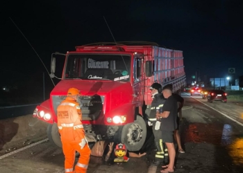 Motorista é arremessado de caminhão após veículo rodar em Mossoró