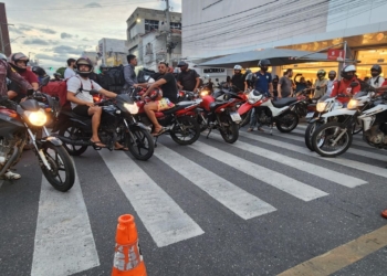 Motoentregadores realizam novo protesto; ato ocorre em frente à Delegacia Regional de Polícia Civil