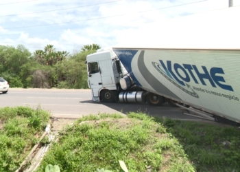 Carreta carregada com 25 toneladas de melão tomba na BR-304 e interdita parcialmente retorno em Mossoró
