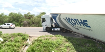 Carreta carregada com 25 toneladas de melão tomba na BR-304 e interdita parcialmente retorno em Mossoró