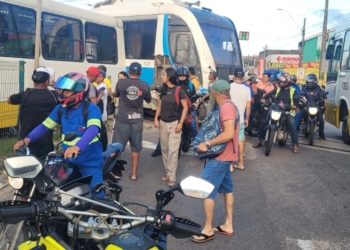 Acidente entre trem, ônibus e ambulância deixa seis feridos na Avenida Nevaldo Rocha, em Natal