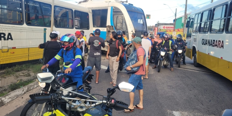 Acidente entre trem, ônibus e ambulância deixa seis feridos na Avenida Nevaldo Rocha, em Natal