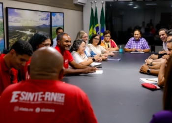 Governo e professores se reúnem para discutir pagamento do piso salarial de 2026