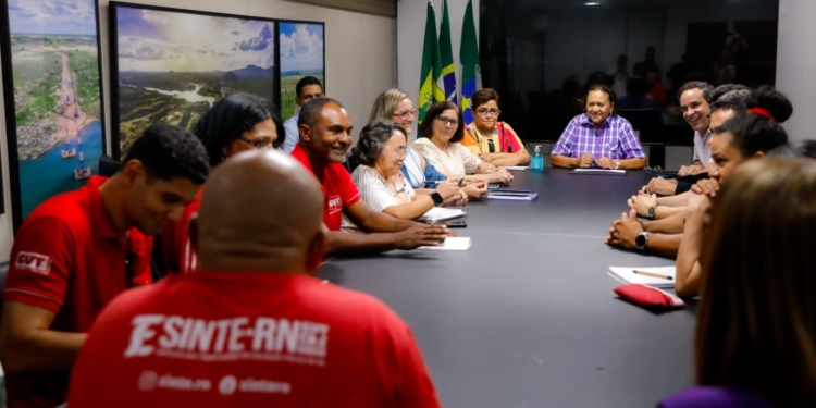 Governo e professores se reúnem para discutir pagamento do piso salarial de 2026