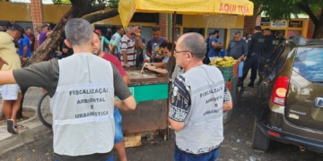 Prefeitura notifica ambulantes sobre ocupação irregular de calçadas no Vuco-Vuco