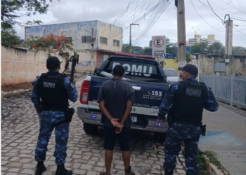ROMU prende foragido após denúncia de vandalismo em praça no Centro