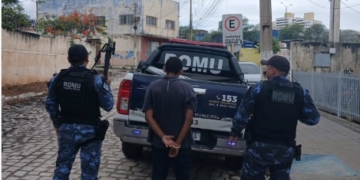 ROMU prende foragido após denúncia de vandalismo em praça no Centro