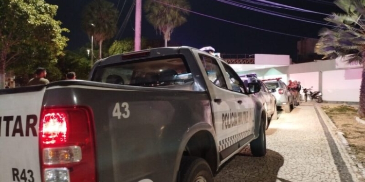 Criminosos metralham casas e deixam pai e filho feridos em Mossoró