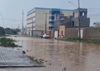 Alagamento causa transtornos a moradores de rua do bairro Bela Vista