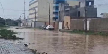 Alagamento causa transtornos a moradores de rua do bairro Bela Vista