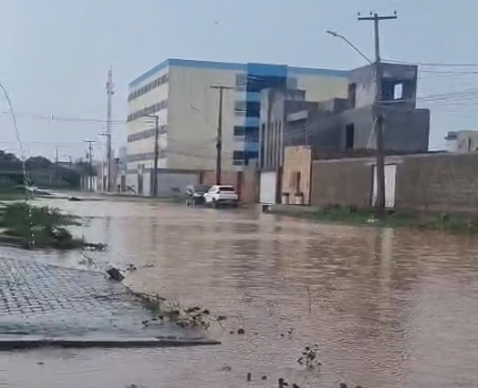 Alagamento causa transtornos a moradores de rua do bairro Bela Vista