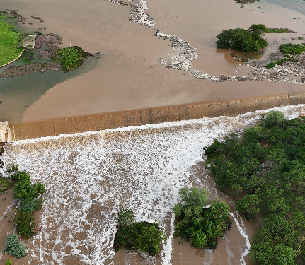 Chuvas elevam volume dos reservatórios e barragens começam a sangrar no RN