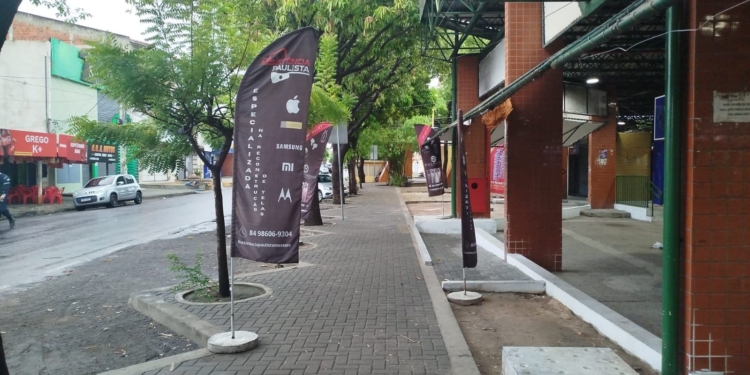 Fiscalização libera calçadas no entorno do Vuco-Vuco em Mossoró