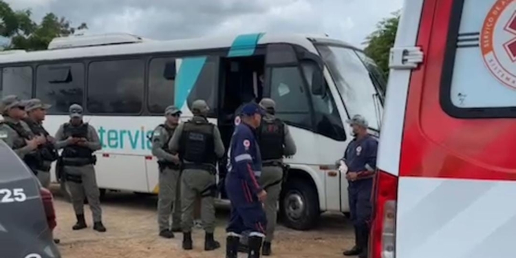 Motorista é encontrado morto dentro de ônibus no Alto de São Manoel, em Mossoró