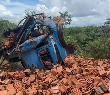 Colisão frontal entre caminhões deixa vítimas presas às ferragens entre Campo Grande e Triunfo Potiguar