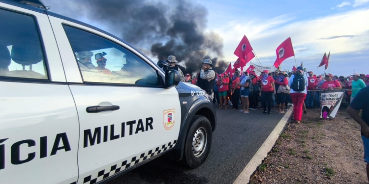 MST bloqueia BR-405 em Apodi durante Jornada Nacional de Lutas das Mulheres Sem Terra