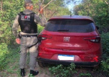 Polícia Militar recupera carro roubado no bairro Nova Betânia, em Mossoró