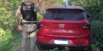 Polícia Militar recupera carro roubado no bairro Nova Betânia, em Mossoró