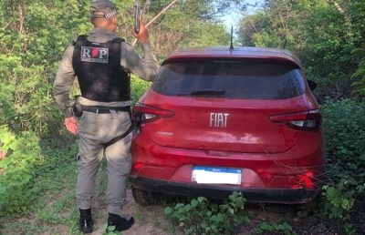 Polícia Militar recupera carro roubado no bairro Nova Betânia, em Mossoró